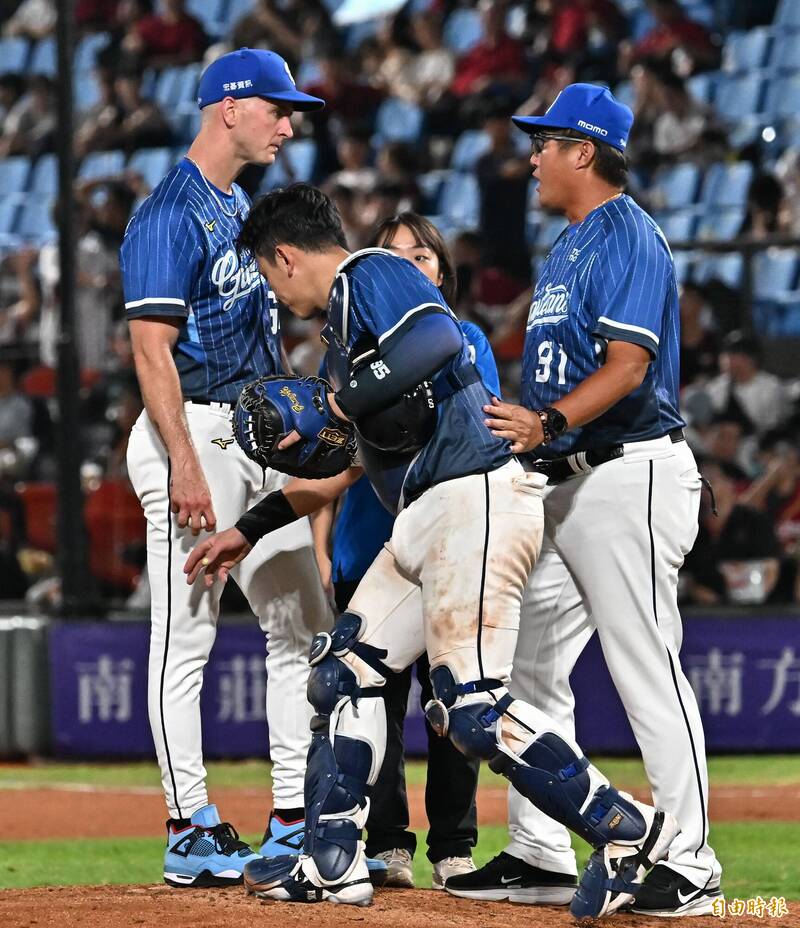 富邦悍將先發投手布坎南挨轟掉分。（記者陳志曲攝）