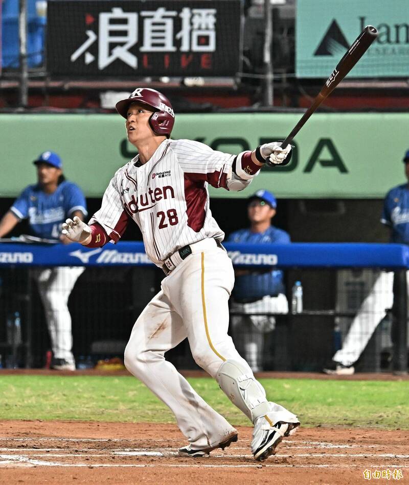 樂天桃猿張閔勛敲出滿貫全壘打，超前比分。（記者陳志曲攝）
