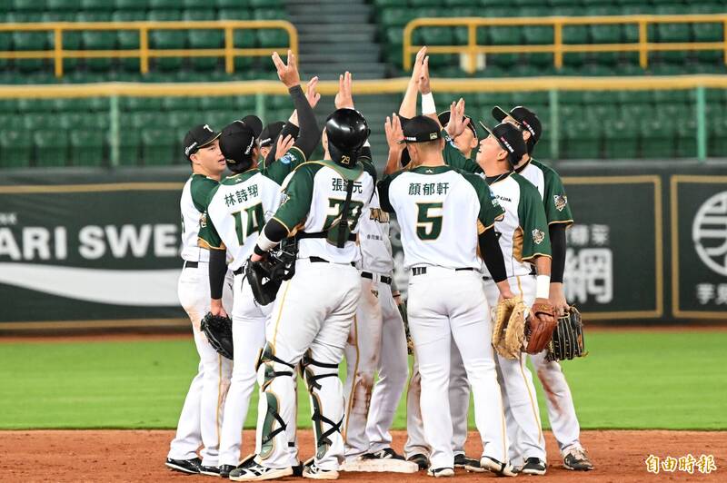 台鋼本季對兄弟10勝3敗。（記者李惠洲）