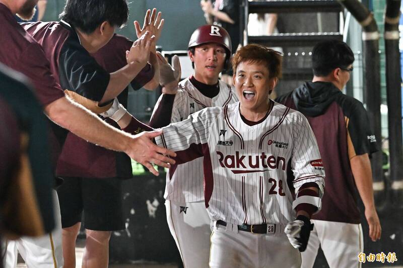 樂天桃猿張閔勛敲出滿貫全壘打，超前比分。（記者陳志曲攝）