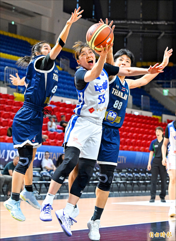 彭曉彤（中）突破上籃，末節斬獲6分，率台灣擊退泰國。（記者廖振輝攝）