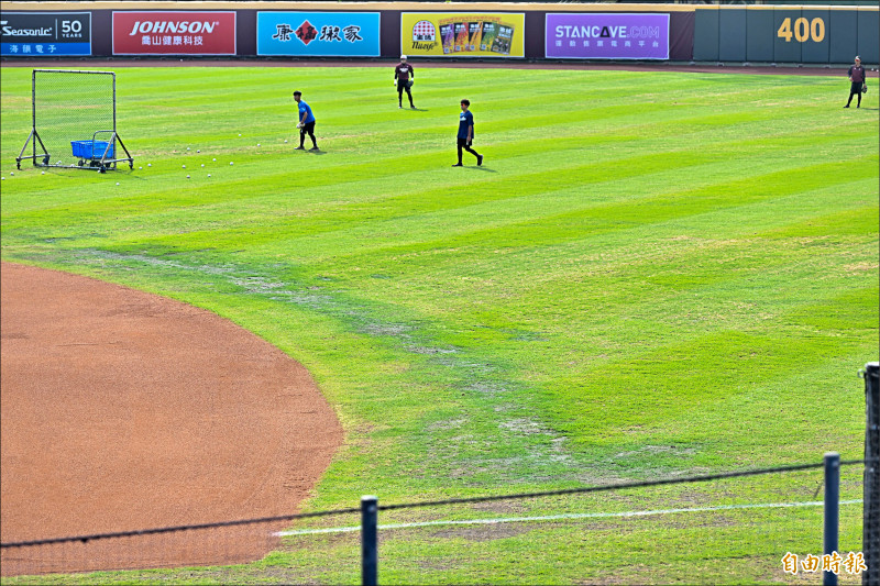 桃園球場場地狀況不佳，一、二壘防區後方草皮禿了一大片。
（記者陳志曲攝）