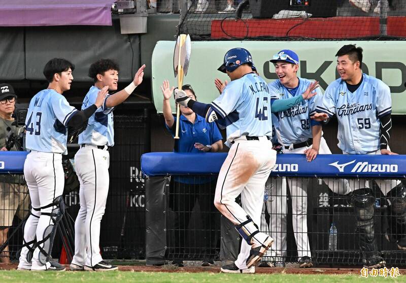 富邦悍將范國宸開轟。（記者陳志曲攝）