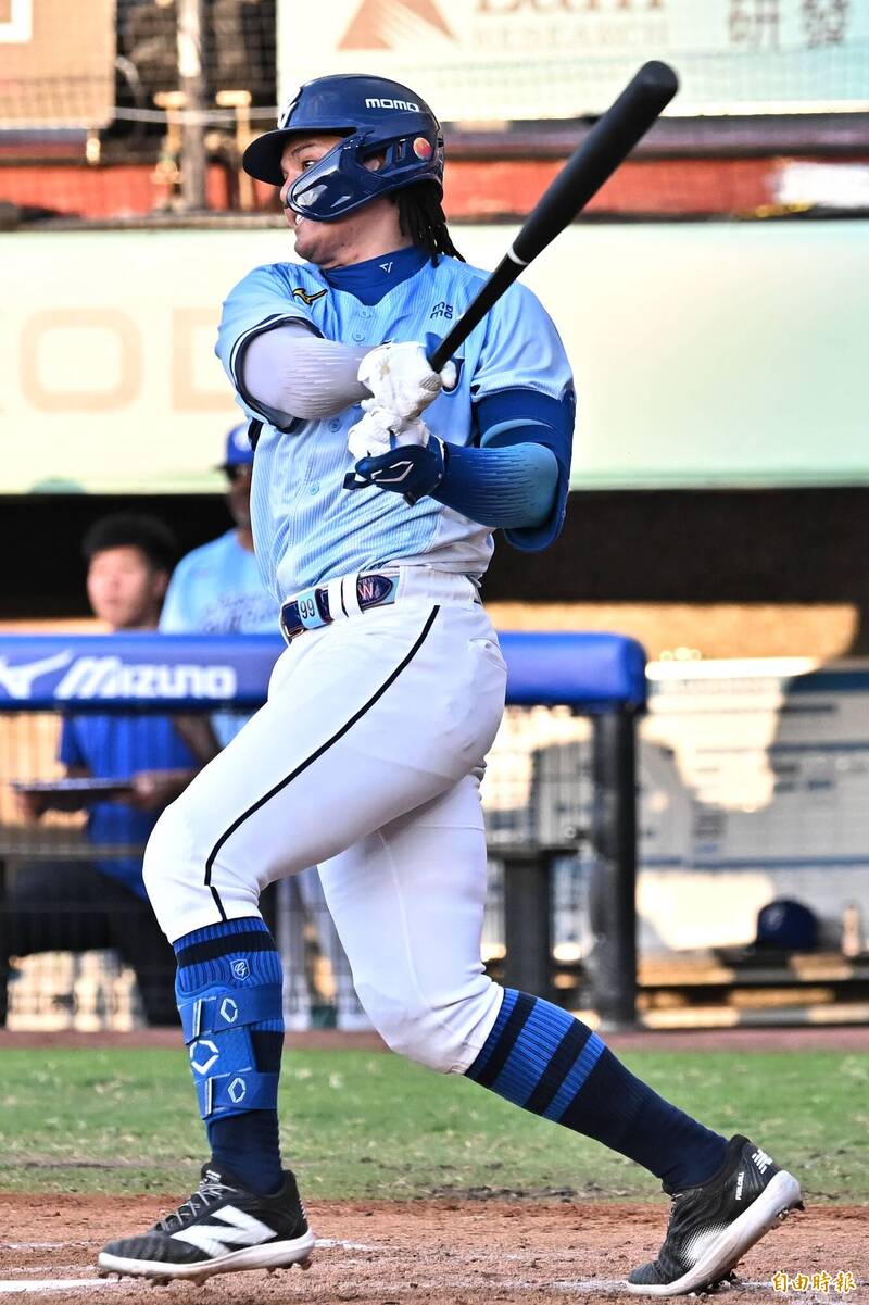 富邦悍將張育成敲出安打。（記者陳志曲攝）