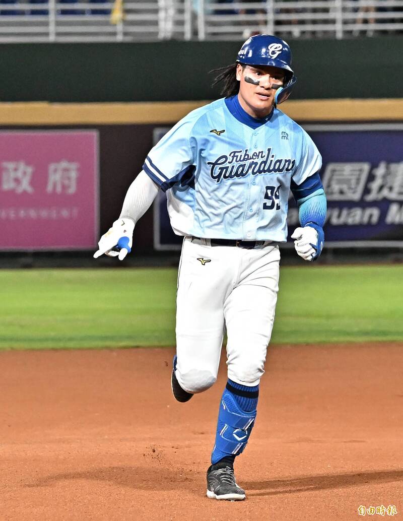 富邦悍將張育成開轟。（記者陳志曲攝）