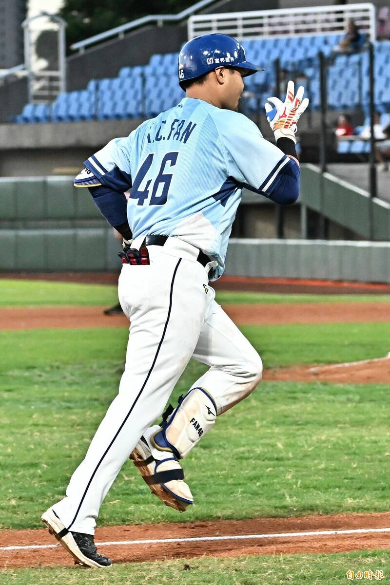 富邦悍將范國宸開轟。（記者陳志曲攝）