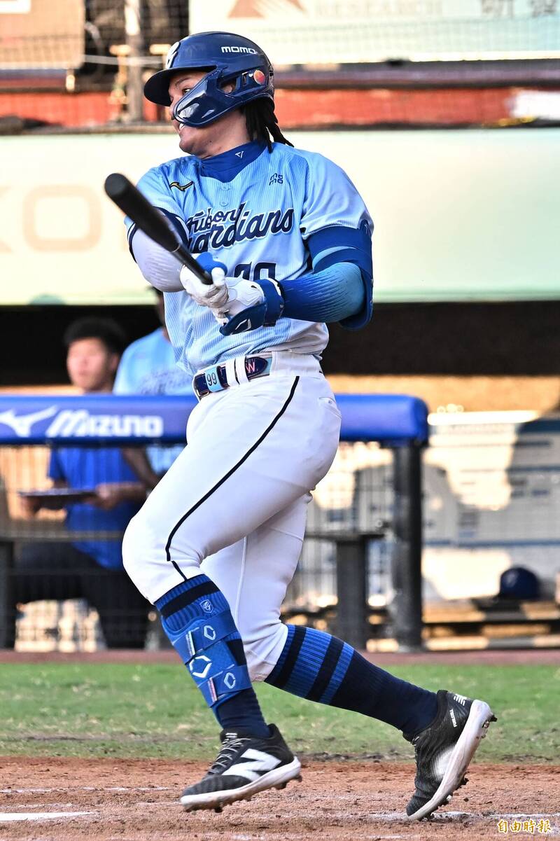 富邦悍將張育成開轟。（記者陳志曲攝）