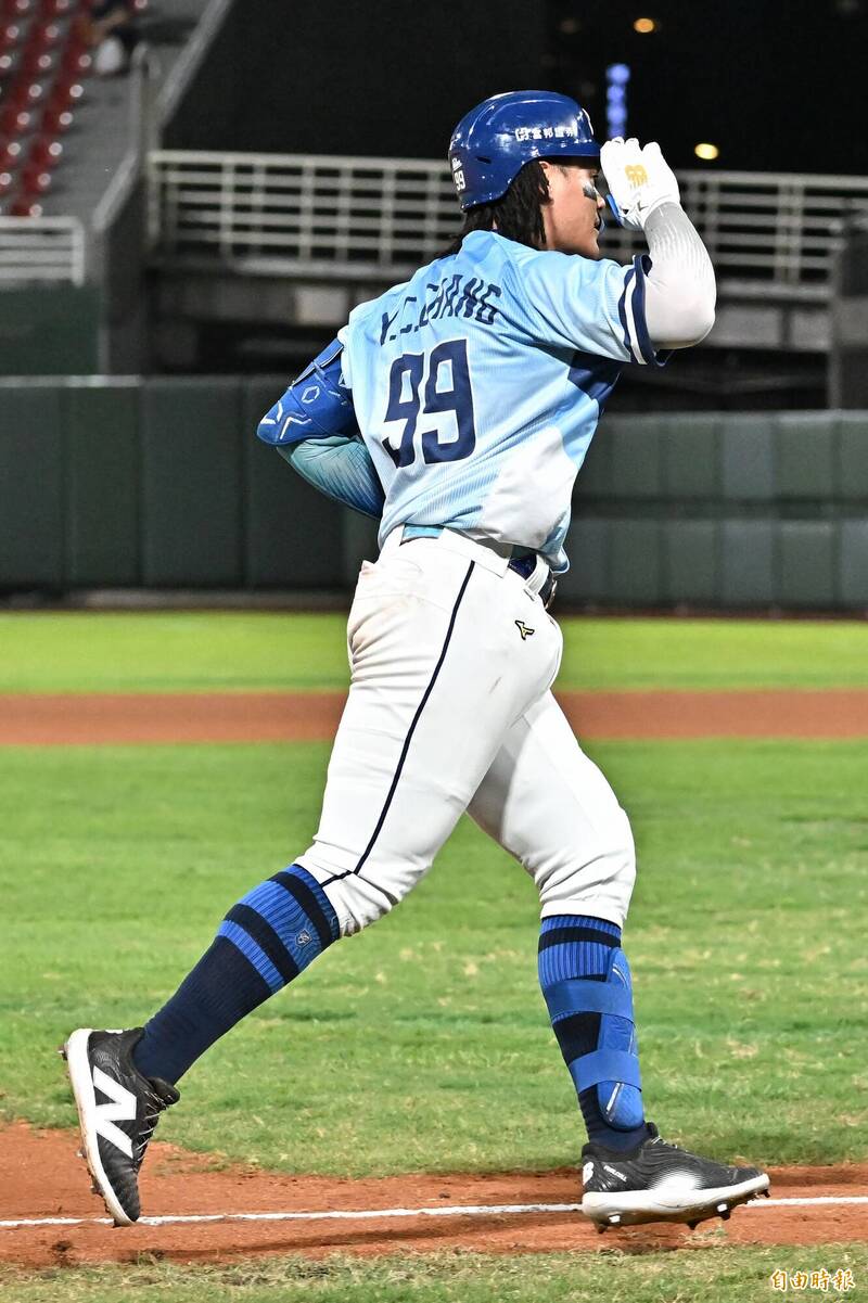 富邦悍將張育成開轟。（記者陳志曲攝）