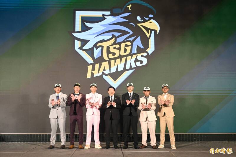 台鋼雄鷹總教練洪一中和入選台鋼球員狀元韋宏亮（左起）、 朱盟、 邱立璿、 林建宏、 顏采丞及許承恩。（資料照，記者廖耀東攝）