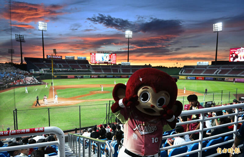 中颱丹娜絲逼近台灣，桃園球場。（記者林正堃攝）