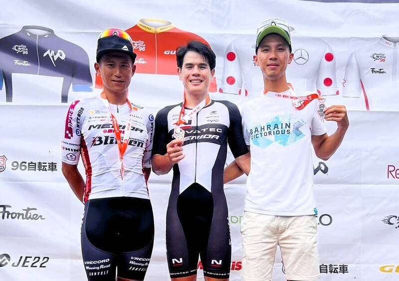 男子菁英組由旅外車手彭源堂（中）單飛奪冠，旅外雙強馮俊凱（左）與杜志濠則分居二、三名。96聯賽提供）