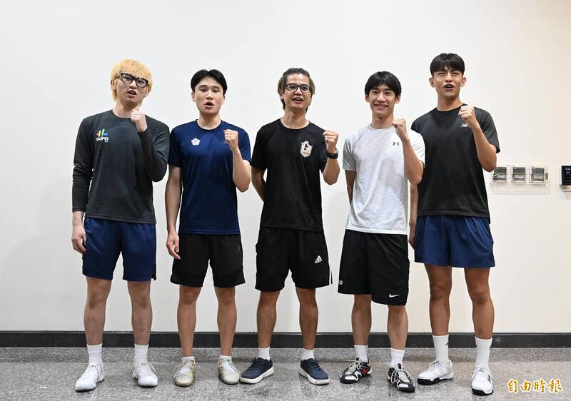 世大運擊劍鈍劍選手合影。（記者李惠洲攝）