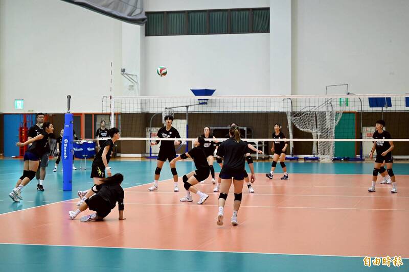 女子排球隊練球。（記者李惠洲攝）