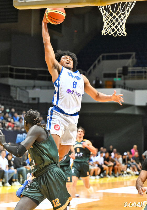 賀丹暴扣得分，全場貢獻8分8籃板，台灣藍隊大勝澳洲開紅盤。（記者林正堃攝）