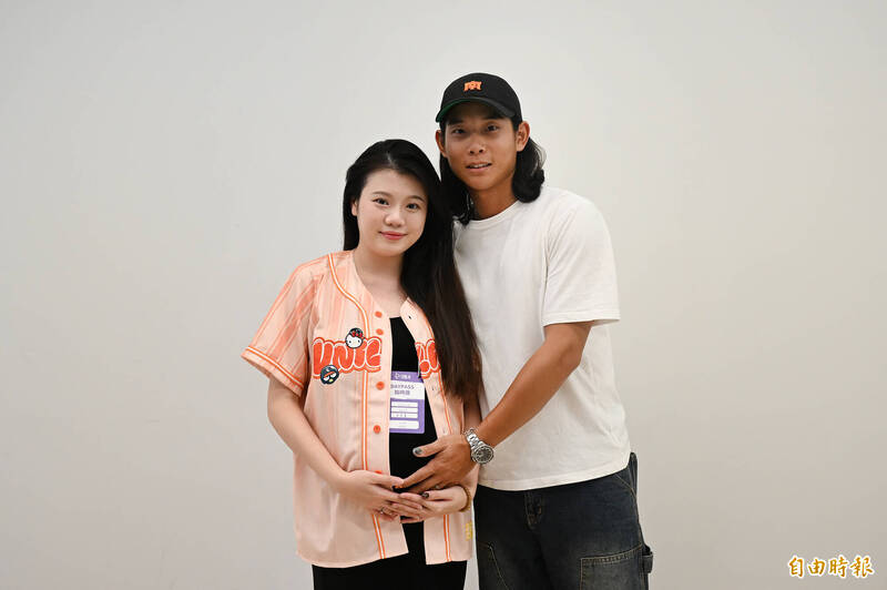 統一獅球探吳國豪與懷孕妻子。（記者李惠洲攝）