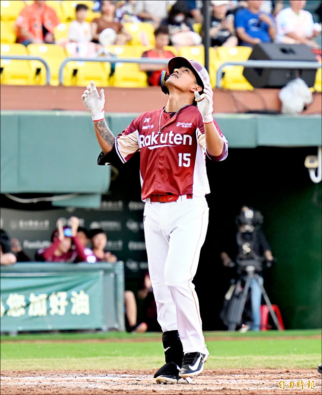 桃猿林子偉開轟。（記者李惠洲攝）