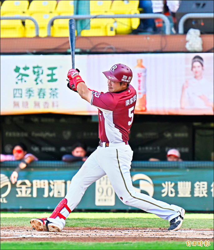 桃猿梁家榮開轟。（記者李惠洲攝）