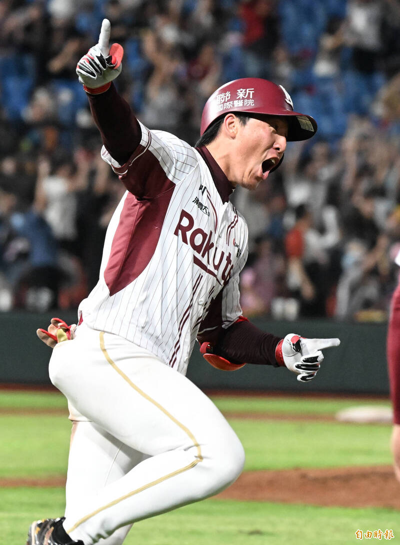 成晉再見安打。（記者林正堃攝）