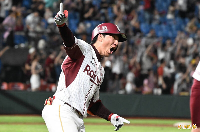 成晉再見安打。（記者林正堃攝）