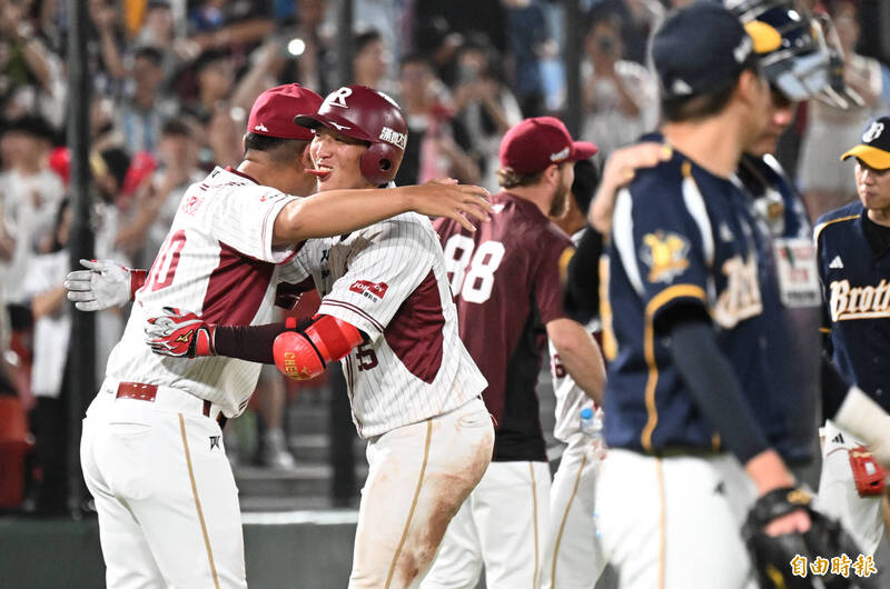 成晉再見安打。（記者林正堃攝）