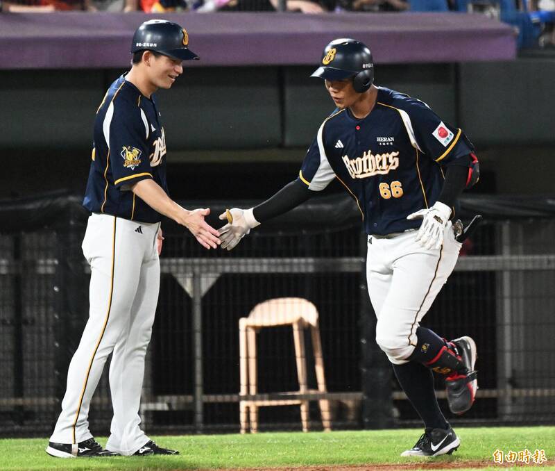 黃韋盛轟出全壘打。（記者林正堃攝）