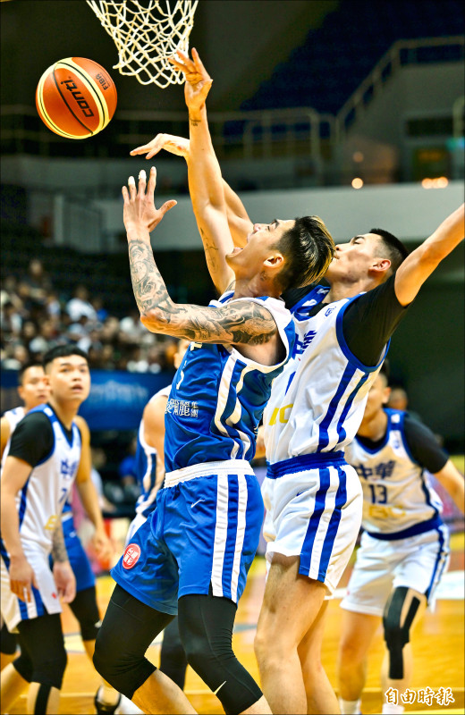 台灣藍隊擊敗小老弟白隊，劉錚（左）拿下全場最高分。
（記者羅沛德攝）