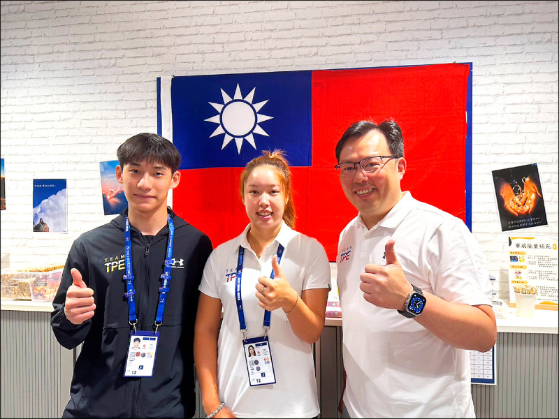 體育署長鄭世忠（右）公布世大運掌旗官，由網球女將楊亞依（中）及男子擊劍選手陳弈通領銜進場。（體育署提供）