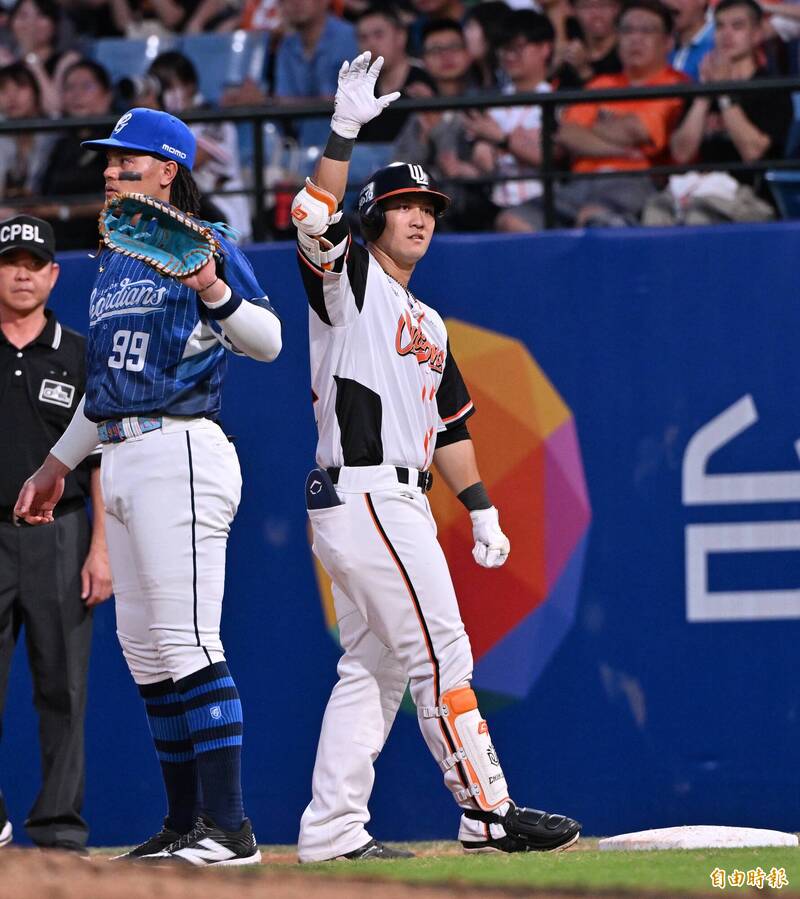 統一獅逆轉勝富邦悍將。（記者劉信德攝）