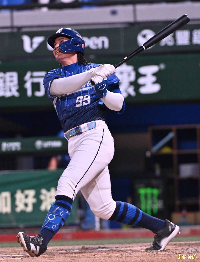 富邦張育成。（記者劉信德攝）