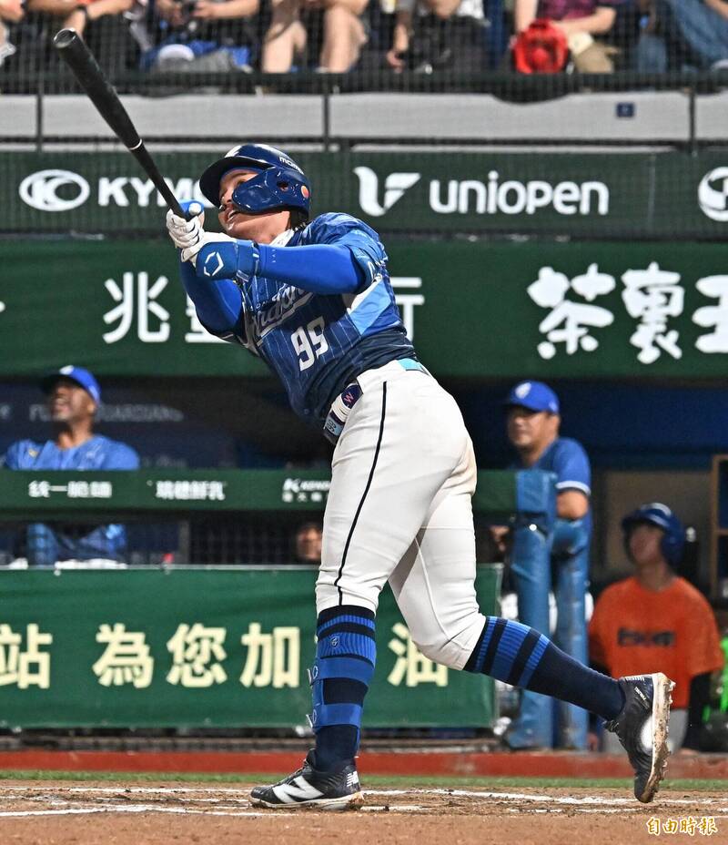 富邦悍將張育成敲出二分全壘打。（記者陳志曲攝）