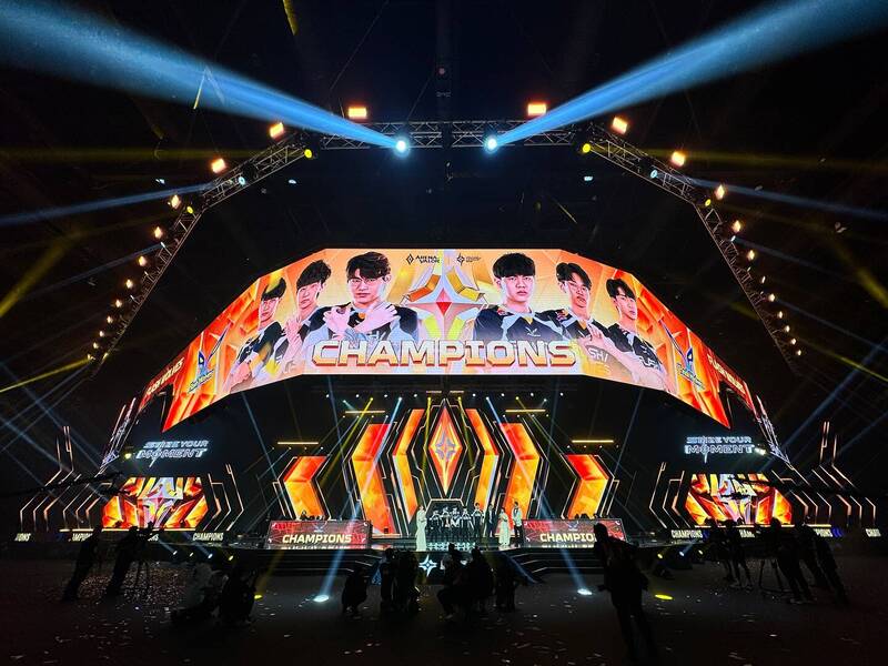 APL傳說對決超級職業聯賽，台灣戰隊閃電狼奪世界冠軍。（取自閃電狼官方臉書）