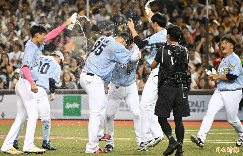 朱育賢在PK制敲出再見轟。（記者林正堃攝）