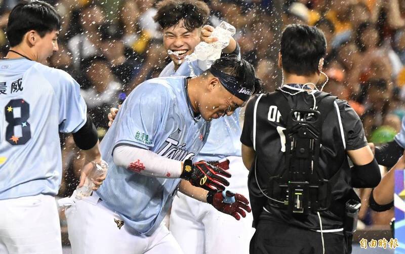 朱育賢在PK制敲出再見轟。（記者林正堃攝）