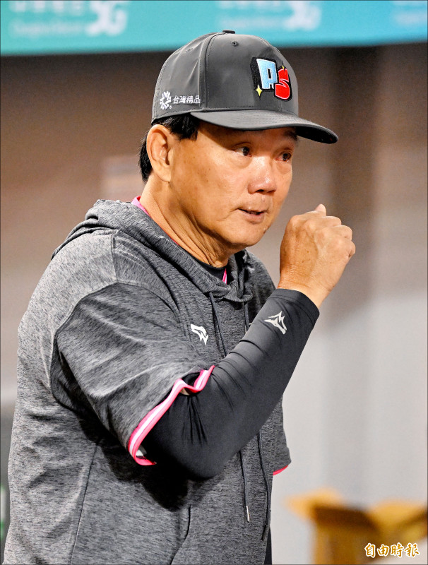 台鋼雄鷹總教練洪一中昨賽前提出，「中職明星賽需回歸比賽本質」的自身想法供球員反思。（記者林正堃攝）