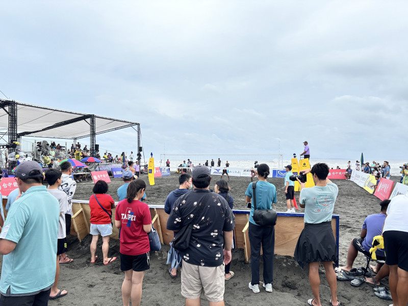球迷在風雨交加中看球（排協提供）