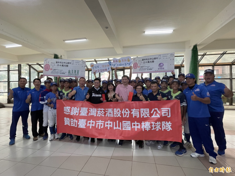 中山國中棒球隊出戰世界賽事經費有著落，張廖萬堅與企業捐贈百萬助成行。（記者蘇孟娟攝）