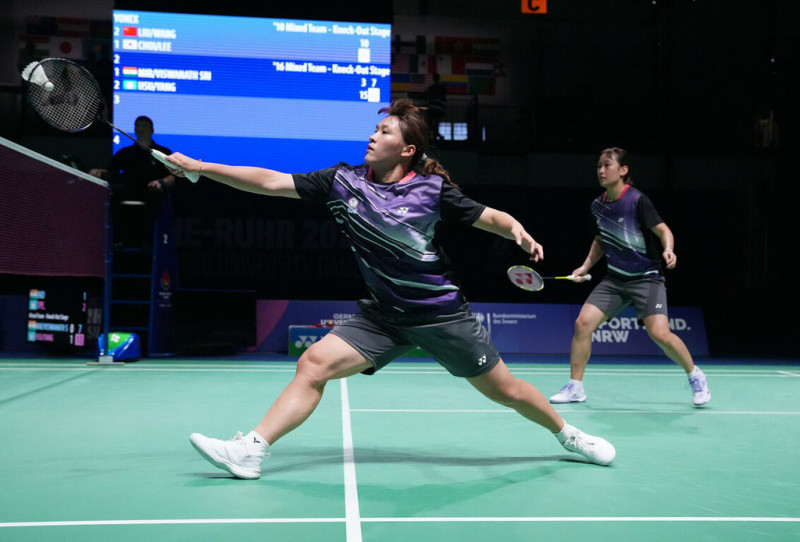 世大運羽球混團奪銀，高雄選手許尹鏸（右）與楊筑云在女雙賽表現亮眼。（圖片來源：大專體總）