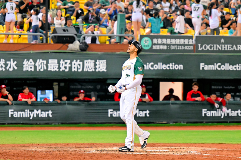 台鋼洋砲魔鷹上週遭遇喪妻之慟，在家人協助下處理愛妻後事，即使心碎悲痛，他仍決定今晚正常出賽。（資料照）