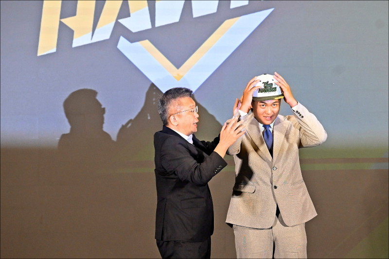 台鋼雄鷹與狀元韋宏亮（右）已達成合約共識。（資料照）