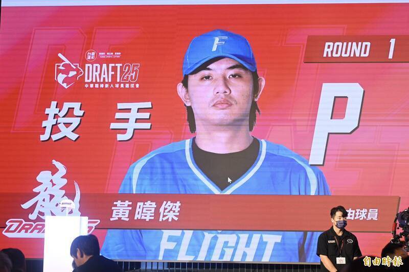 中職探花黃暐傑披龍袍。（資料照，記者廖耀東攝）