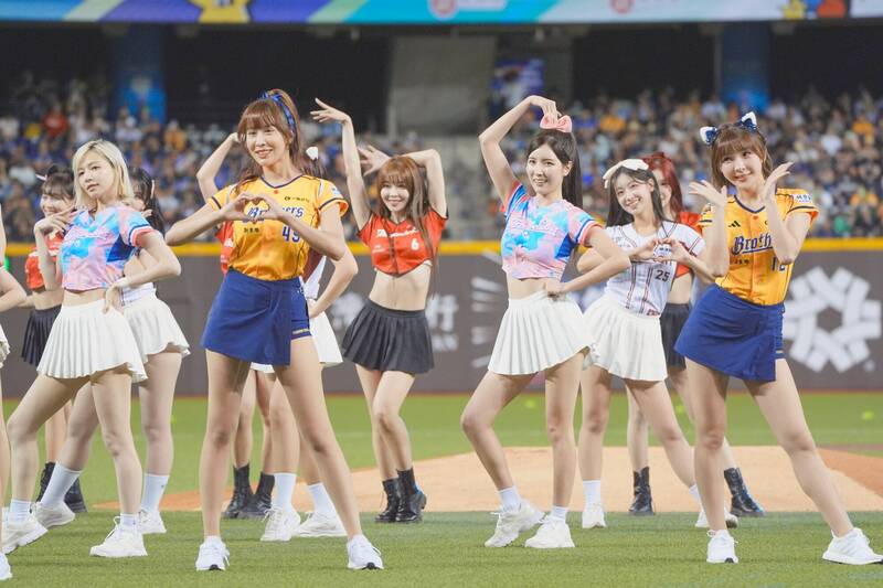 明星賽六隊女孩開場表演。（富邦育樂提供）