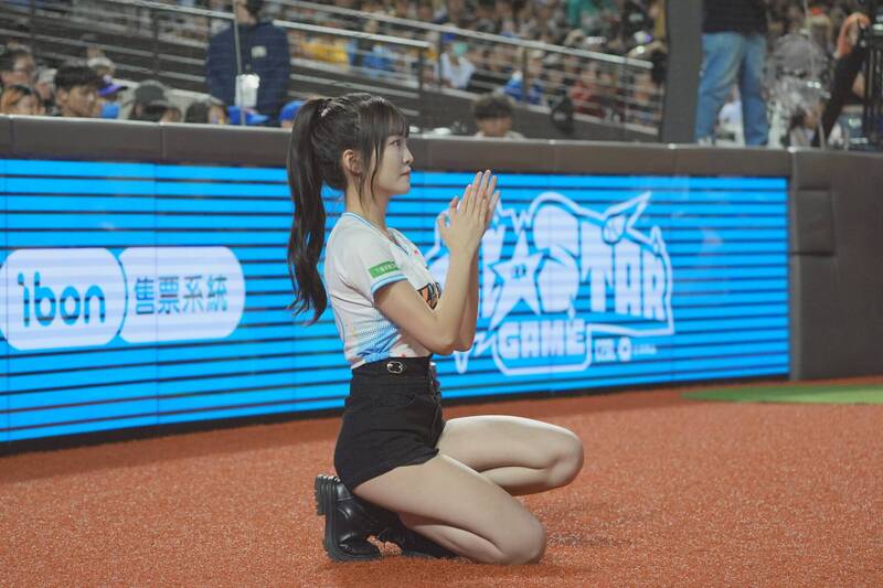 明星賽舞蹈總監大頭緊盯女孩們的表演。（富邦育樂提供）