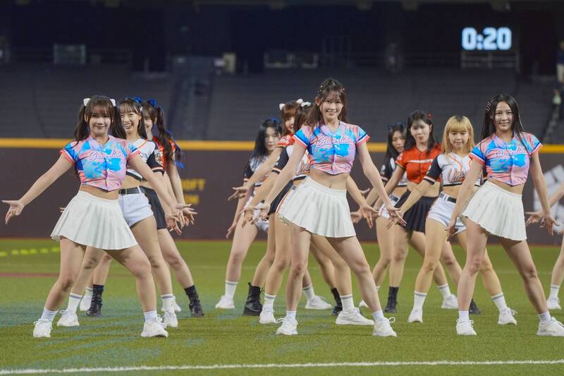 明星賽六隊女孩開場表演。（富邦育樂提供）