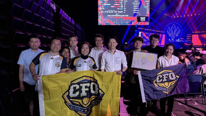 中信飛牡蠣電競戰隊前往溫哥華參加MSI季中邀請賽時，駐溫哥華台北經濟文化辦事處劉立欣處長（前排左二）、中國信託商業銀行加拿大子行總經理盧樹弘（前排左一）特別到現場觀賽。（中信飛牡蠣提供）