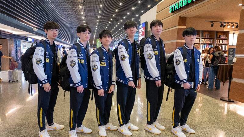 圖說3：中信飛牡蠣電競戰隊在七月份連續參加兩場國際賽事，選手必須克服時差調整狀態。左起：上路Driver、射手Doggo、中路HongQ、打野JunJia、上路Rest、輔助Kaiwing。（中信飛牡蠣提供）