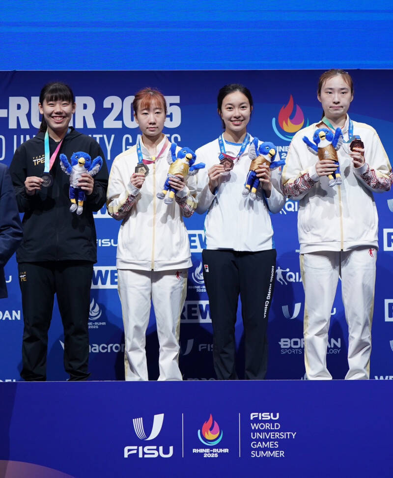 黃愉偼（左）勇奪世大運桌球女單銀牌。（大專體總提供）