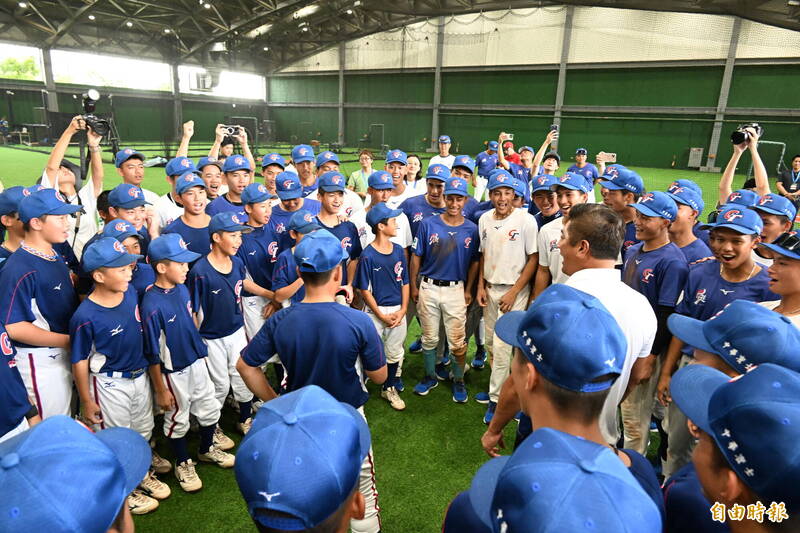 棒協理事長辜仲諒賽前與U-12、U-15、U-18球員選手勉勵信心喊話。（記者李惠洲攝）