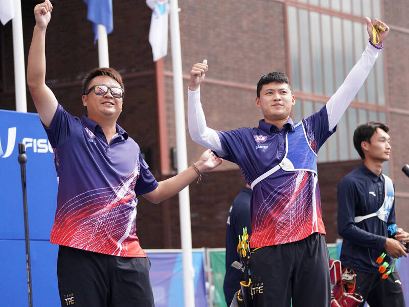 湯智鈞（右）奪反曲弓男子個人金牌，左為教練劉展明。（大專體總提供）