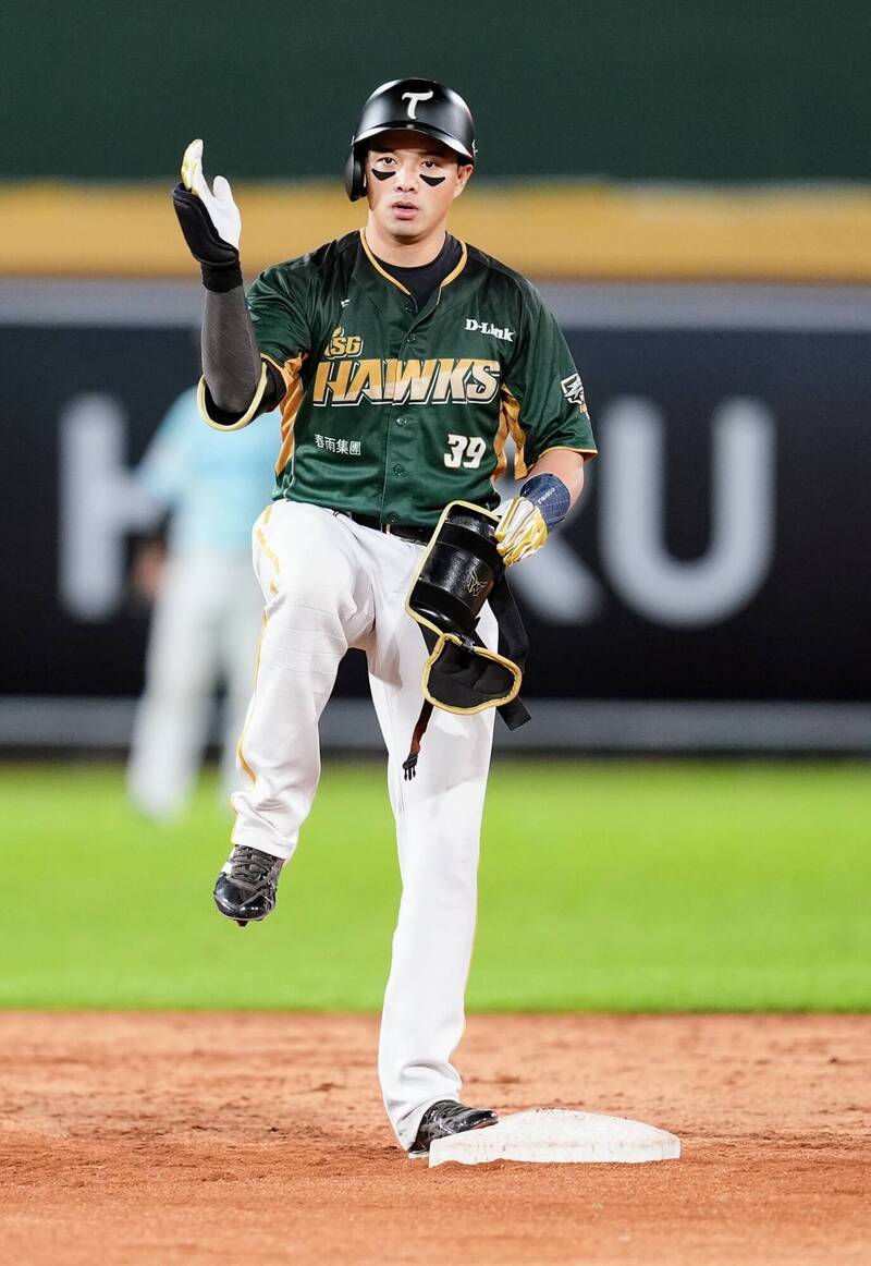 台鋼雄鷹吳念庭於10局上擊出關鍵二壘安打。（台鋼球團提供）