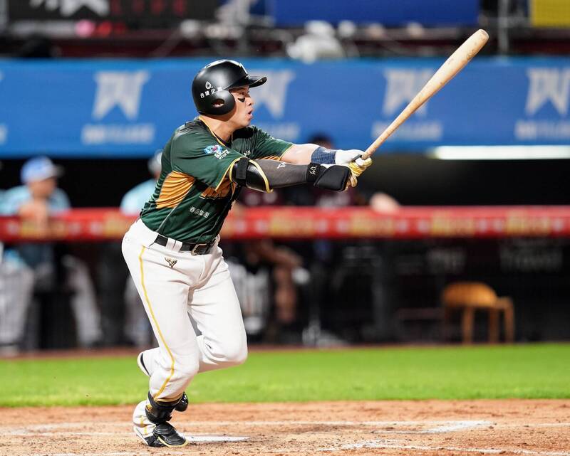 台鋼雄鷹吳念庭於10局上擊出關鍵二壘安打。（台鋼球團提供）